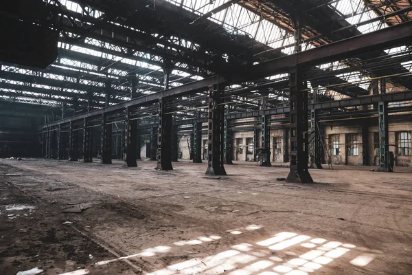 Salón abandonado en una fábrica sucia y vieja . — Foto de Stock