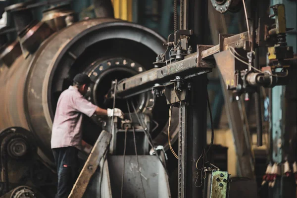 Senior worker in a dirty and old but still functioning metal wor — Stock Photo, Image