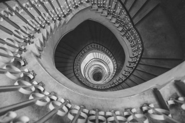 Çok derin inen spiral merdiven