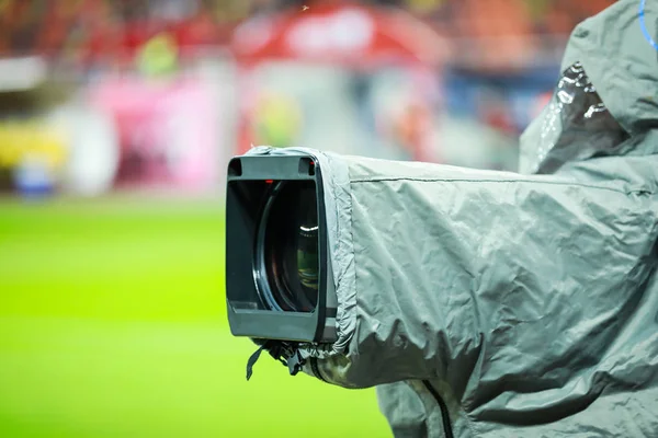 Nærmere oplysninger om en professionel tv-kamera, med regnslag, li - Stock-foto