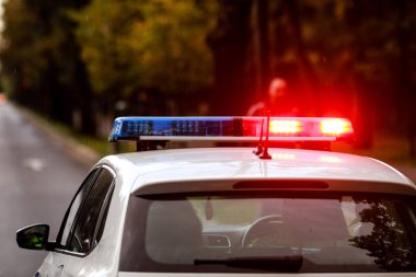 Polis sireninin üstünde kırmızı ve mavi ışıklar olan detaylar.