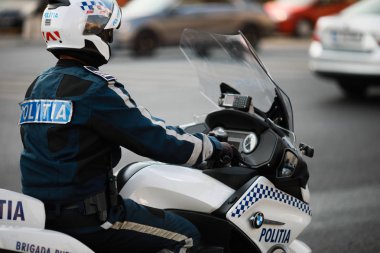 Bükreş şehir tra bir Bmw motosiklet sürme polis memuru