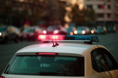 Polis sireninin üstünde kırmızı ve mavi ışıklar olan detaylar.