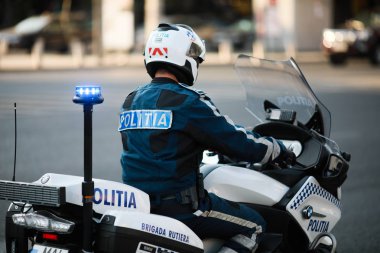 Bükreş şehir tra bir Bmw motosiklet sürme polis memuru