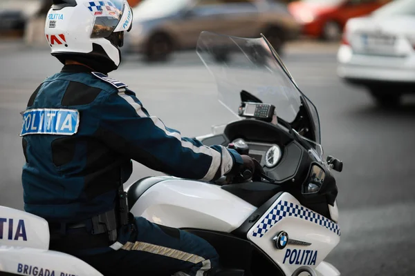 Oficial de policía montando una motocicleta BMW en la ciudad de Bucarest tra — Foto de Stock