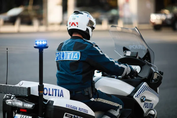 ブカレスト市のトラでBMWのオートバイに乗って警察官 — ストック写真