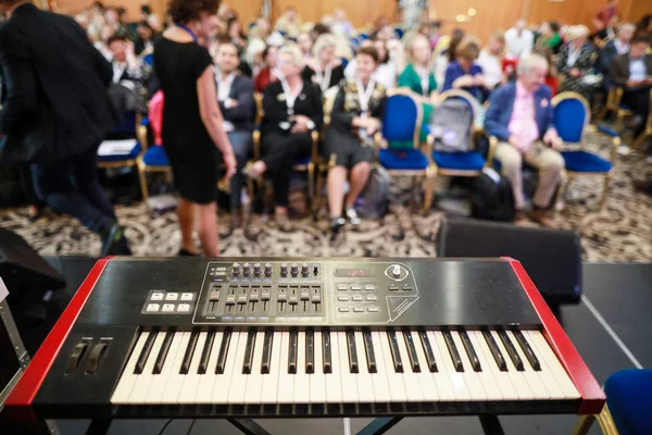 Profundidad superficial de la imagen de campo con un teclado musical electrónico —  Fotos de Stock