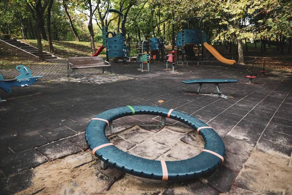 Parque infantil colorido com slides, balanços e outros obj — Fotografia de Stock