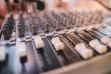 Denetimlerle alanın sığ derinliği (seçici odak) resmi