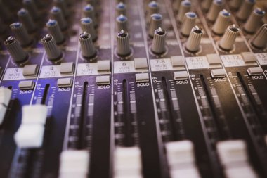 Denetimlerle alanın sığ derinliği (seçici odak) resmi