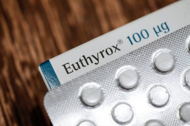 Bükreş, Romanya - 4 Haziran 2020: Euthyrox tıbbıyla ilgili ayrıntılar, hipotiroidizmin tedavisi.