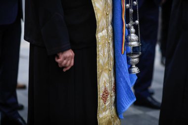 Metalik bir Hıristiyan ortodoks tütsü yakıcı ya da sansürleyici ile detaylar.