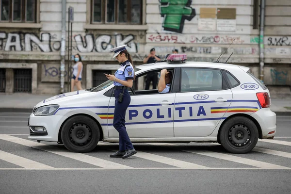 Bukareszt Rumunia Czerwca 2020 Rumuńska Policjantka Pobliżu Radiowozu Centrum Bukaresztu — Zdjęcie stockowe
