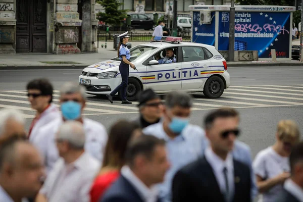 罗马尼亚布加勒斯特 2020年6月13日 布加勒斯特市中心一辆警车附近的罗马尼亚女警官 — 图库照片