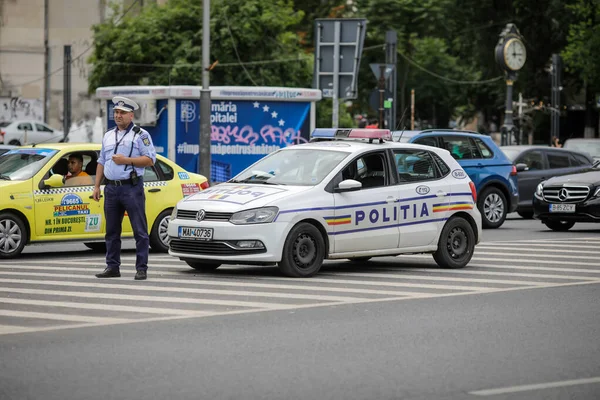 ルーマニアのブカレスト 2020年6月13日 ルーマニアの警察官がブカレストのダウンタウンにある警察車の近くで — ストック写真
