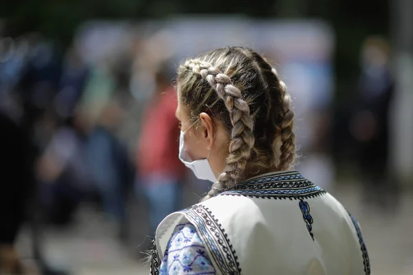 Detalii Impletiturile Unei Blonde Imbracata Haine Traditionale Romanesti Purtand Masca — Fotografie, imagine de stoc
