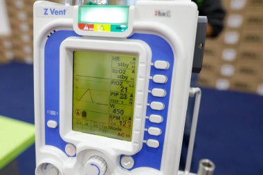 Bükreş, Romanya - 10 Haziran 2020: Bir Zoll taşınabilir mekanik tıbbi vantilatör basın toplantısında sergileniyor.