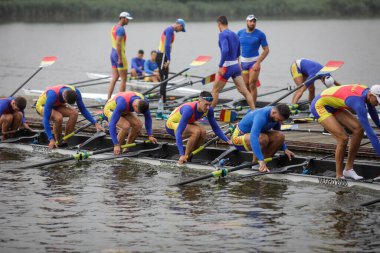 Snagov, Romanya - 18 Nisan 2020: Olimpiyat Takımı 'ndan Romen profesyonel kürekçiler bir spor sahasında antrenman yapıyorlar.