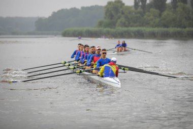 Snagov, Romanya - 18 Nisan 2020: Olimpiyat Takımı 'ndan Romen profesyonel kürekçiler bir spor sahasında antrenman yapıyorlar.