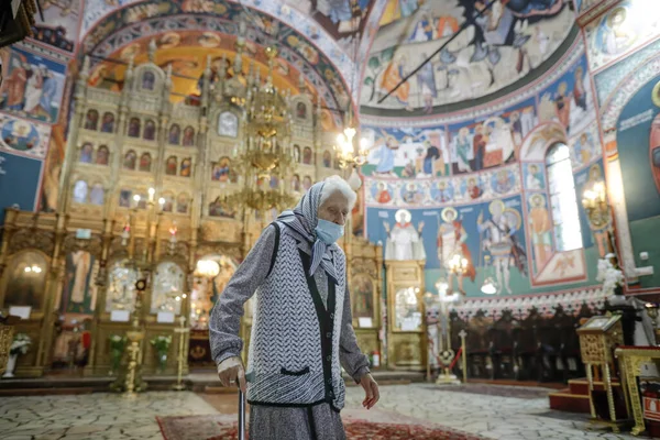 ルーマニア サゴフ2020年6月21日 コヴィト19世のマスクをしたシニア女性が正教会の外で祈っている — ストック写真