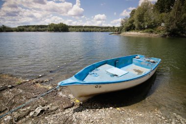 Romanya 'nın Tuna Nehri kıyısında balıkçı teknesi.