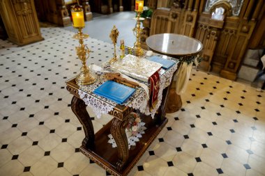 Bükreş, Romanya - 24 Mayıs 2020: Ortodoks vaftiz töreni için bir Ortodoks Kilisesi 'nde aksesuarlarla ilgili ayrıntılar gerekiyor. Vaftiz yazı tipi.