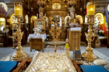 Bükreş, Romanya - 24 Mayıs 2020: Ortodoks vaftiz töreni için bir Ortodoks Kilisesi 'nde aksesuarlarla ilgili ayrıntılar gerekiyor. Vaftiz yazı tipi.