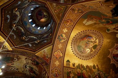 Bükreş, Romanya - 24 Mayıs 2020: Bir Ortodoks kilisesinin içi.