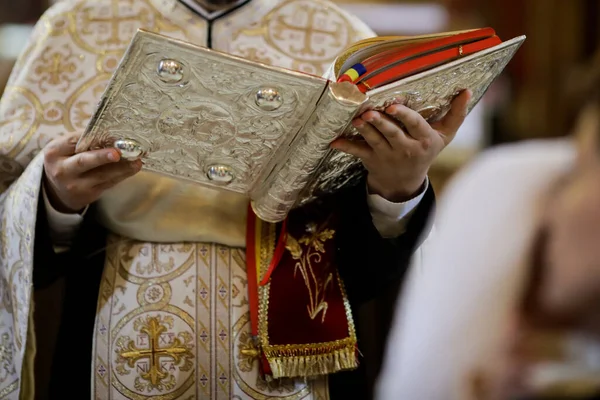 Bucarest Rumania Mayo 2020 Detalles Sacerdote Ortodoxo Leyendo Santa Biblia —  Fotos de Stock