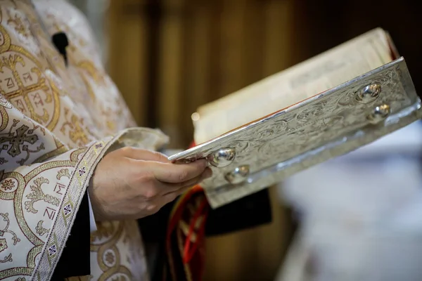 Bucareste Romênia Maio 2020 Detalhes Sacerdote Ortodoxo Lendo Bíblia Sagrada — Fotografia de Stock