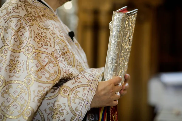 Bucarest Rumania Mayo 2020 Detalles Sacerdote Ortodoxo Leyendo Santa Biblia —  Fotos de Stock