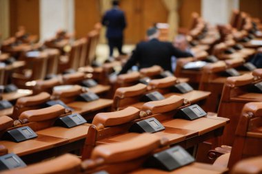 Bükreş / Romanya - 30 Haziran 2020: Parlamento Sarayı 'ndaki Milletvekilleri Meclisi bünyesinde elektronik oylama sistemi.