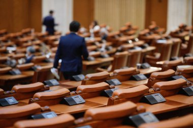 Bükreş / Romanya - 30 Haziran 2020: Parlamento Sarayı 'ndaki Milletvekilleri Meclisi bünyesinde elektronik oylama sistemi.