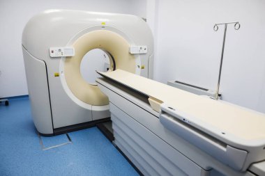 Bükreş / Romanya - 12 Temmuz 2020: Philips yeni bir tıp kliniğinde bilgisayarlı tomografi veya CT donanımı.