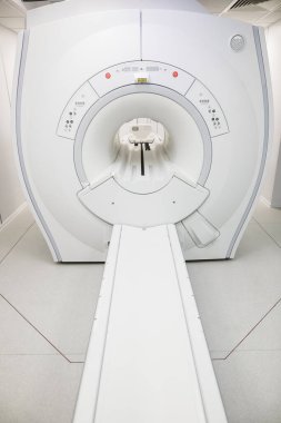 Bükreş / Romanya - 12 Temmuz 2020: Yeni bir tıp kliniğinde General Electric MRI ekipmanları.