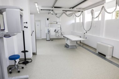 Bükreş / Romanya - 12 Temmuz 2020: Yeni bir tıp kliniğinde radyoloji odası.