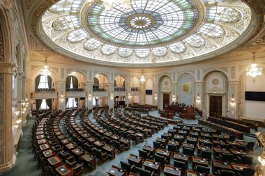 Bükreş / Romanya - 14 Temmuz 2020: Parlamento Sarayı içindeki Senato Salonu.