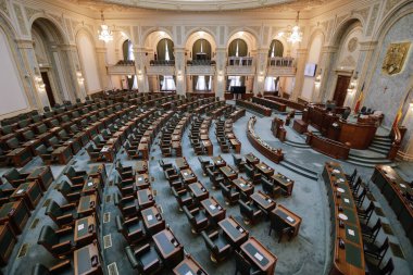 Bükreş / Romanya - 14 Temmuz 2020: Parlamento Sarayı içindeki Senato Salonu.