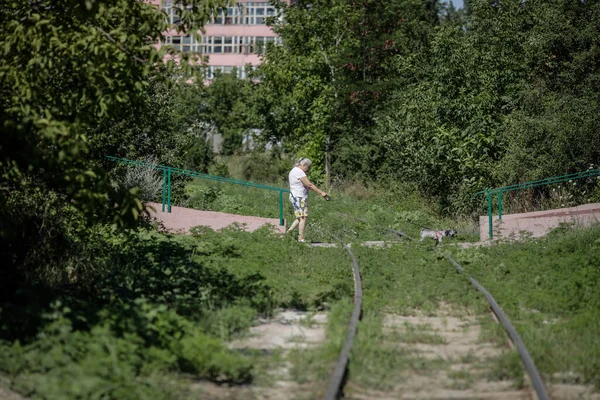 Bucarest Rumania Julio 2020 Una Anciana Pasea Perro Por Viejo — Foto de Stock