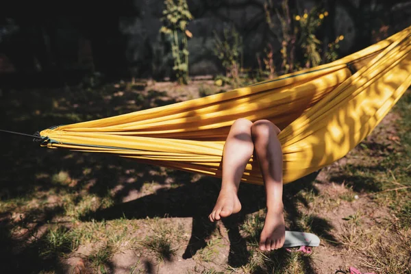 Details Feet Young Girl Relaxing While Swinging Hammock — Stock Photo, Image