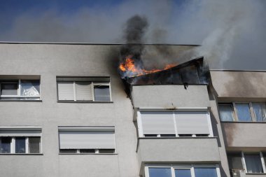 Bükreş, Romanya - 6 Ağustos 2020: Bir apartman bloğunda yangın yayıldı.