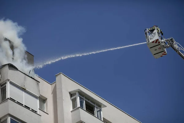Bucharest Romania August 2020 Firefighters Try Extinguish Fire Spread Apartment — Stock Photo, Image