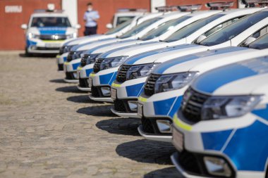 Bükreş, Romanya - 29 Temmuz 2020: Romanya Polisi Polis Teşkilatı 'nın düzenlediği etkinlikte yeni Dacia arabaları sergileniyor.