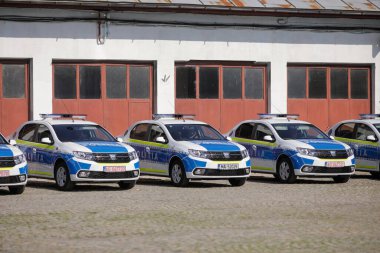Bükreş, Romanya - 29 Temmuz 2020: Romanya Polisi Polis Teşkilatı 'nın düzenlediği etkinlikte yeni Dacia arabaları sergileniyor.