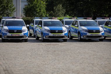 Bükreş, Romanya - 29 Temmuz 2020: Romanya Polisi Polis Teşkilatı 'nın düzenlediği etkinlikte yeni Dacia arabaları sergileniyor.