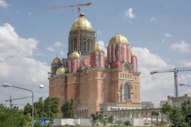 Bükreş, Romanya - 7 Ağustos 2020: Parlamento Sarayı yakınlarındaki 'Catedrala Mantuirii Neamului' (Halk Kurtuluş Katedrali) şantiyesi.