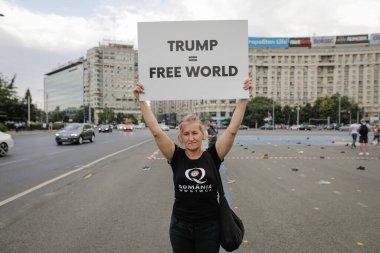 Bükreş, Romanya - 10 Ağustos 2020: Siyasi miting sırasında insanlar Qanon mesajlarını mukavvalarda sergiliyorlar.