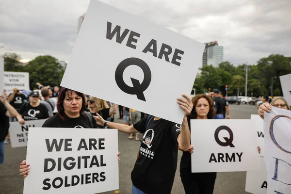 Bucharest Romania August 2020 People Display Qanon Messages Cardboards Political — Stock Photo, Image