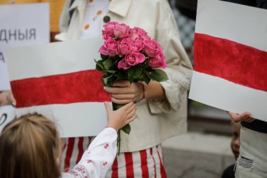 Bükreş, Romanya - 16 Ağustos 2020: Belarus 'taki protestoları destekleyen siyasi mitingde elinde çiçek tutan küçük bir kızla ilgili ayrıntılar.