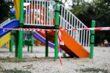 Bükreş, Romanya - 20 Ağustos 2020: Covid-19 salgını nedeniyle parktaki bir oyun parkındaki oyuncaklar yasak bölge.